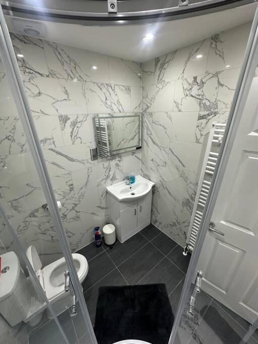 לונדון 2 Bedroom House,Brownhillrd Se6 מראה חיצוני תמונה