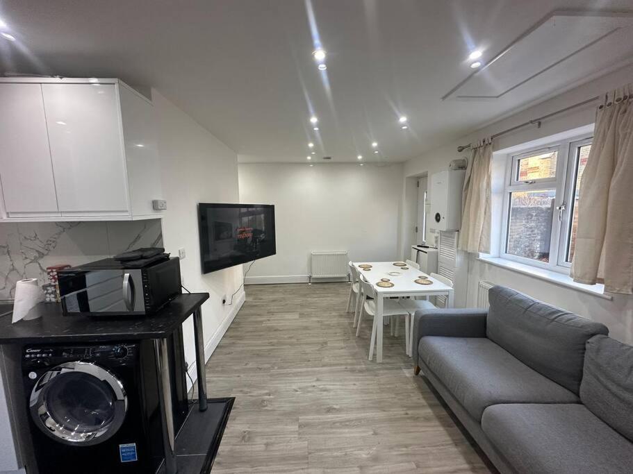 לונדון 2 Bedroom House,Brownhillrd Se6 מראה חיצוני תמונה