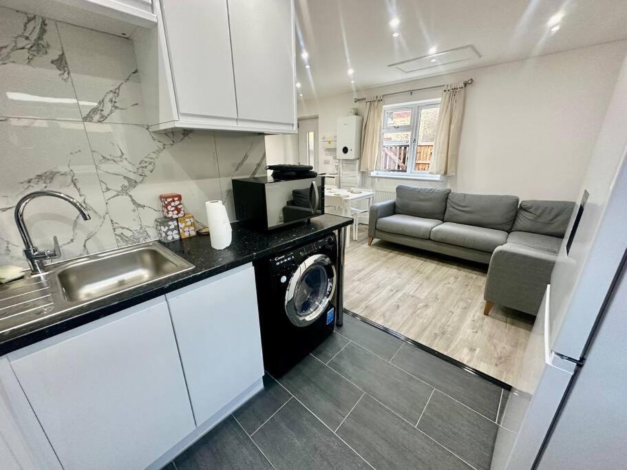 לונדון 2 Bedroom House,Brownhillrd Se6 מראה חיצוני תמונה