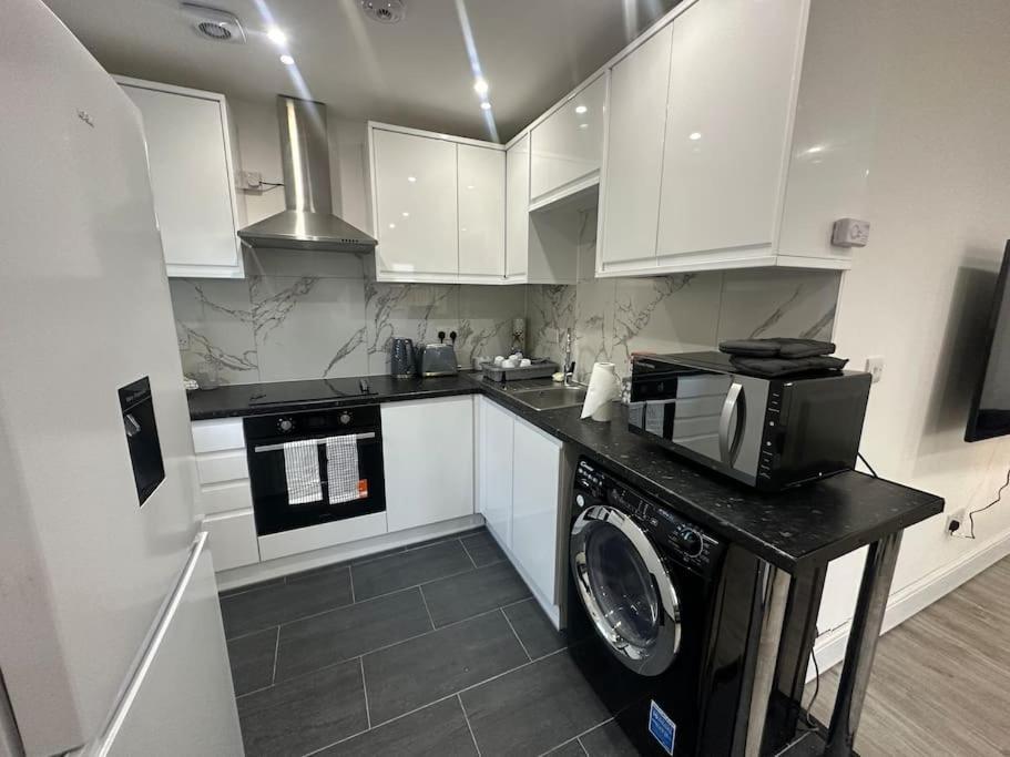 לונדון 2 Bedroom House,Brownhillrd Se6 מראה חיצוני תמונה