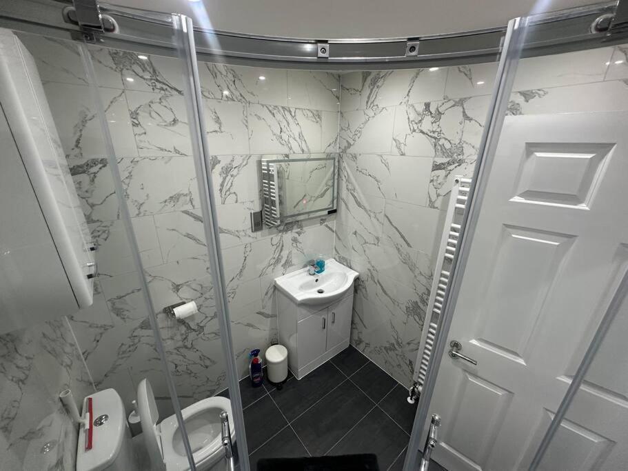 לונדון 2 Bedroom House,Brownhillrd Se6 מראה חיצוני תמונה