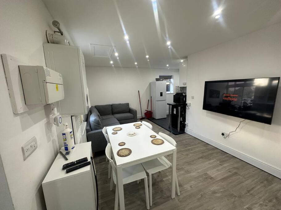 לונדון 2 Bedroom House,Brownhillrd Se6 מראה חיצוני תמונה